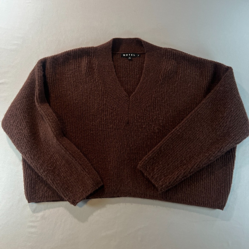 Motel Brown Fuzzy V-Neck Cropped Sweater Size Small Soft Knit Pullover Cozy Fall